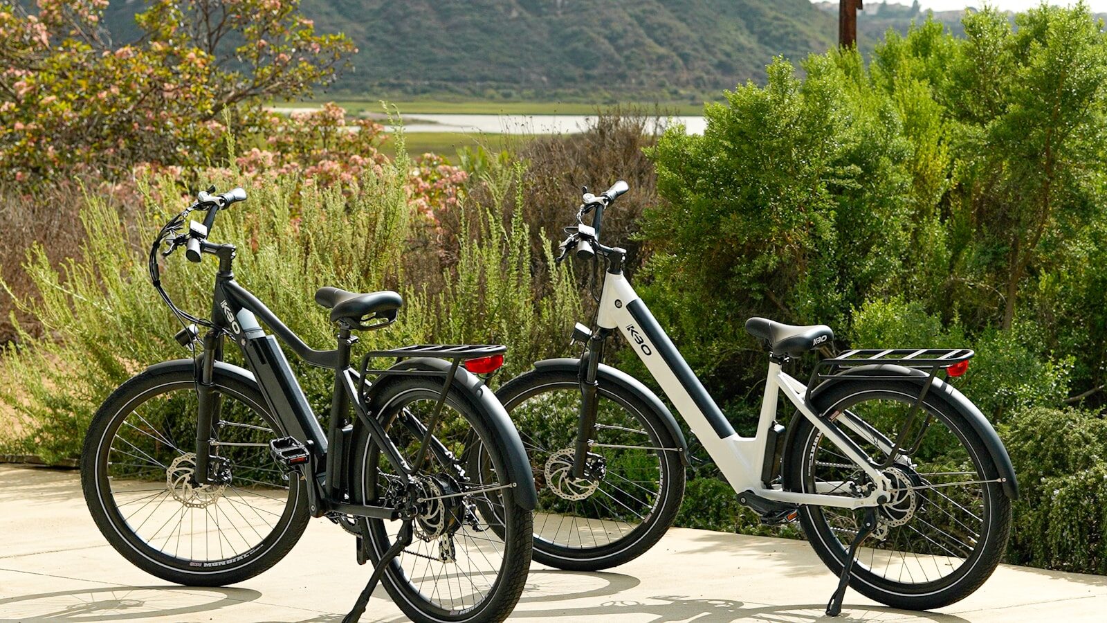 Två parkerade elcyklar en sommardag