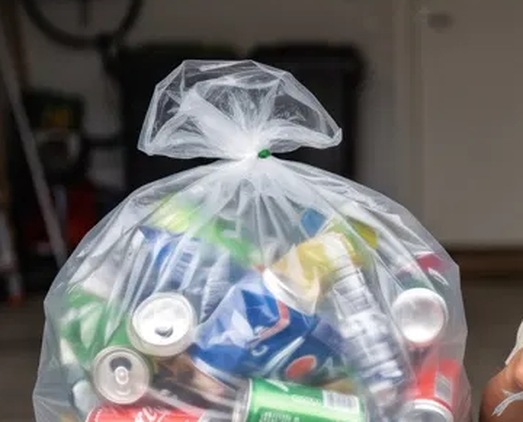 En full säck med pantade burkar och plastflaskor